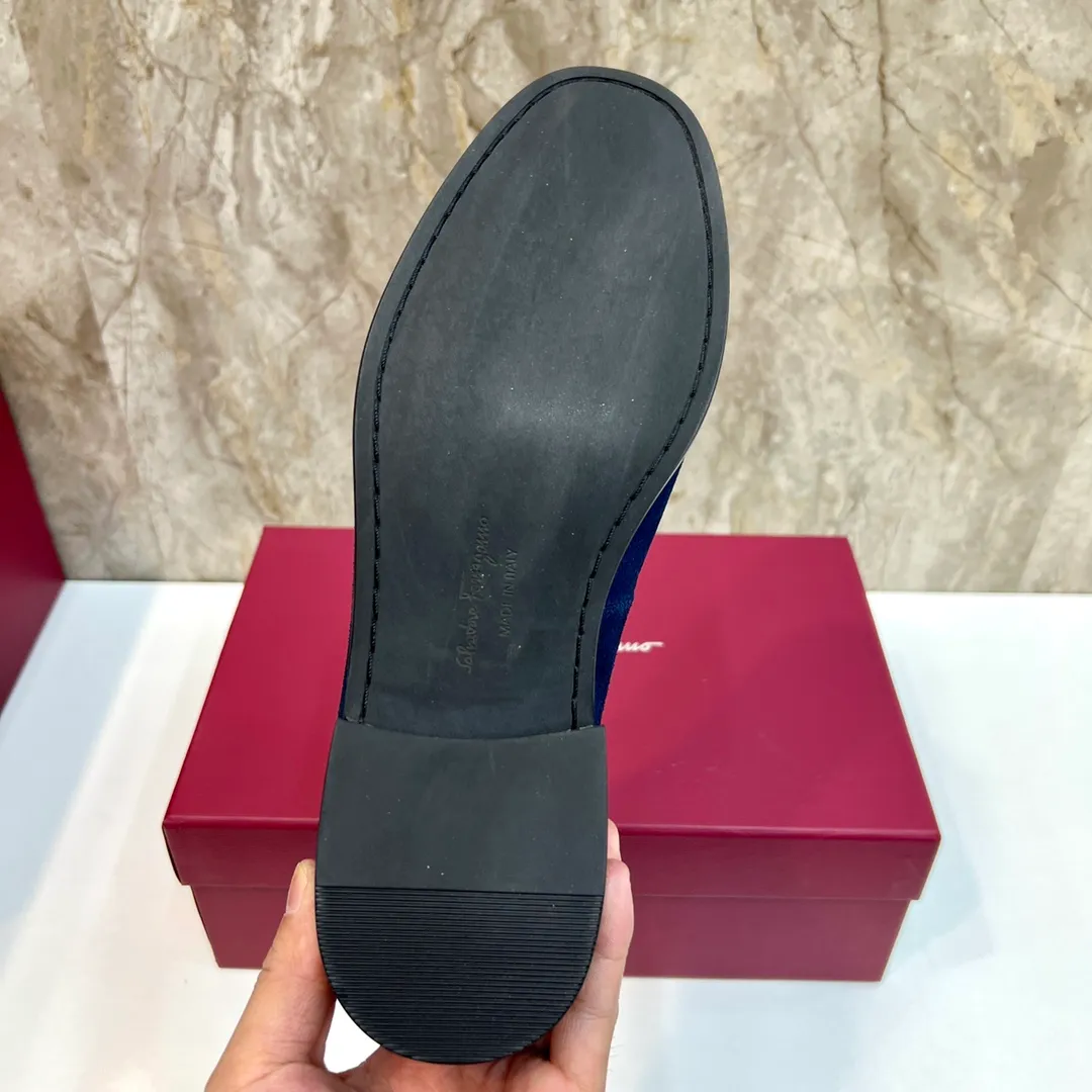 Original quality P580 Brand: Ferragamo Standard size: Men's size 38/44 (45 can be customized) Grade: Same style as the official website High-quality men's shoes Material: Customized first-layer calfskin with water-dyed cowhide lining Cowhide tiptoe Original non-slip and wear-resistant rubber outsole Style category: Men's formal business leather shoes Young and fashionable European and American trends British style Casual matching Comfortable feet Color: Actual picture
